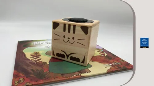 2024 巴黎設計獎金獎作品—— 唯心科技有限公司 小巧精緻的故事機 培養孩童閱讀習慣